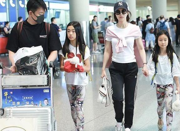 佟大为女儿直接穿条花打底裤出门，长腿藏不住，网友：爸爸选的？