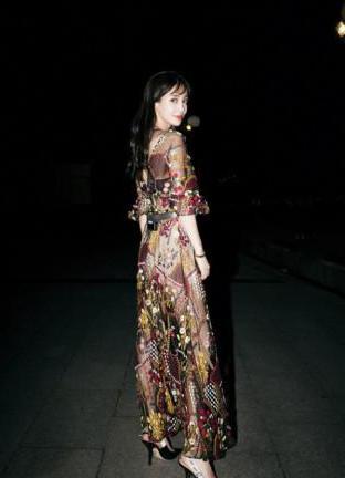 杨颖一袭镂空长裙，尽显出了苗条的好身材，网友：不愧是黄晓明最