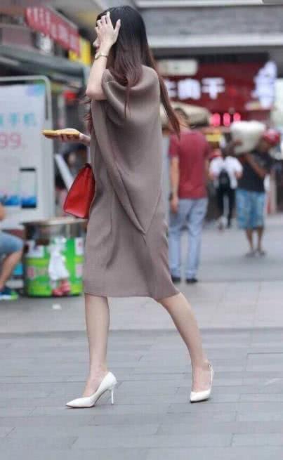 甜美少女长发飘飘尽显迷人姿态，网友：这不就是“灭绝师太”？