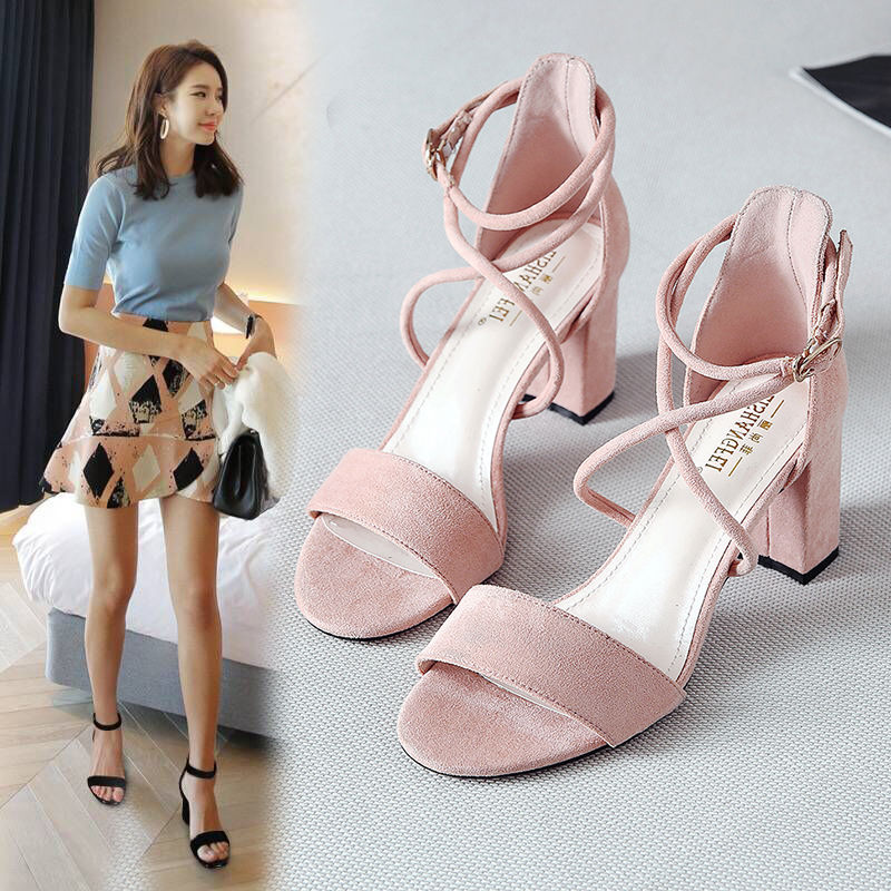 夏天只有高跟凉鞋才是女人的首选，显脚白，让男人看不够