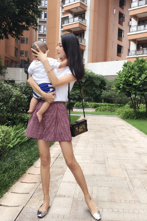 『辣妈』街拍:爱穿尖头鞋的辣妈,年纪虽大美貌不能丢!