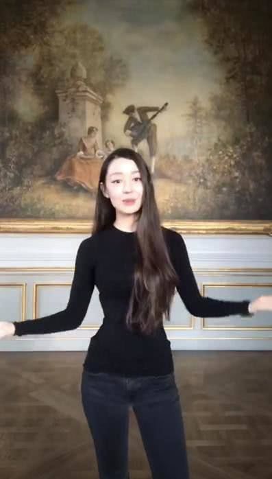  「视频」吉娜国外录视频教德语，一身简约造型，却难遮好身材