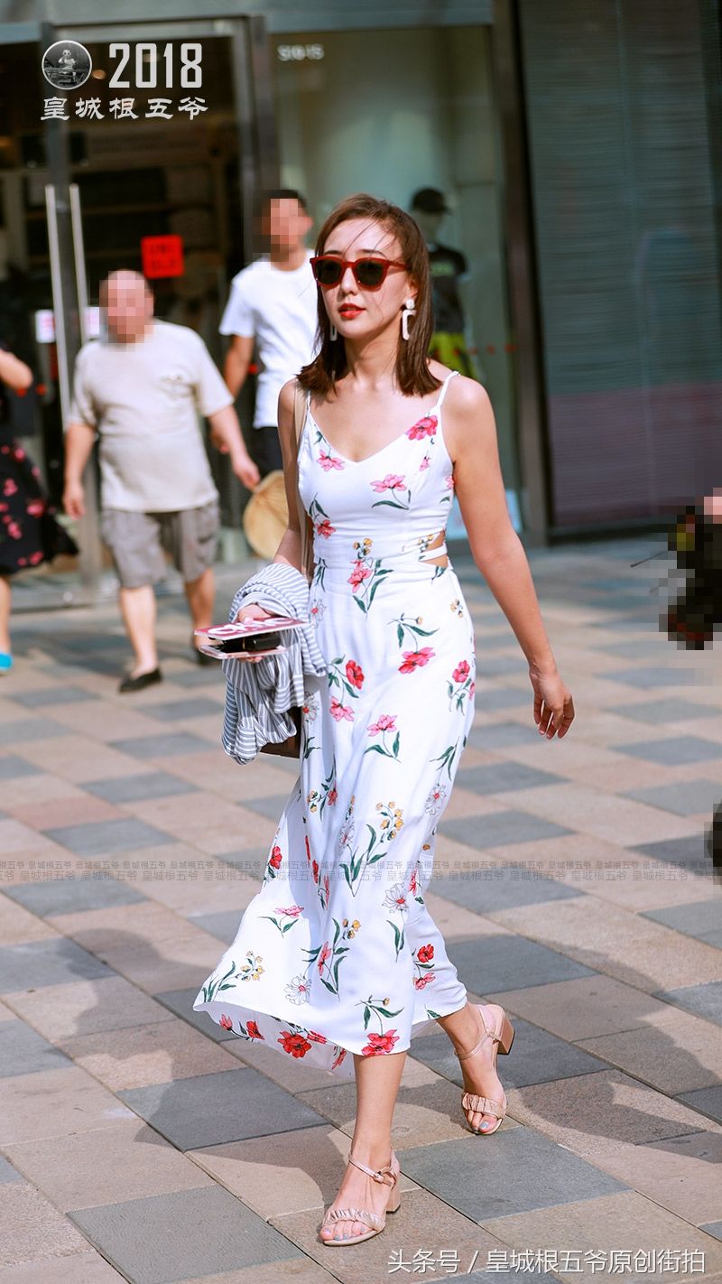 街拍:简单大方的穿搭适合每一个爱美的姑娘