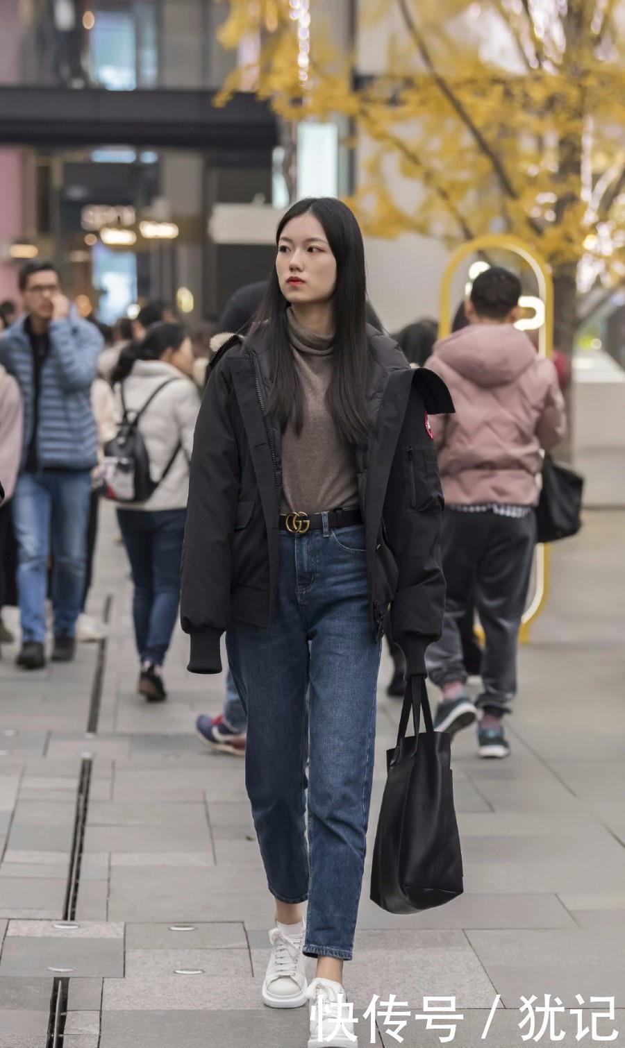 身穿■街拍:具有百搭特性的小白鞋,彰显青春活力气息,深得女生的喜爱