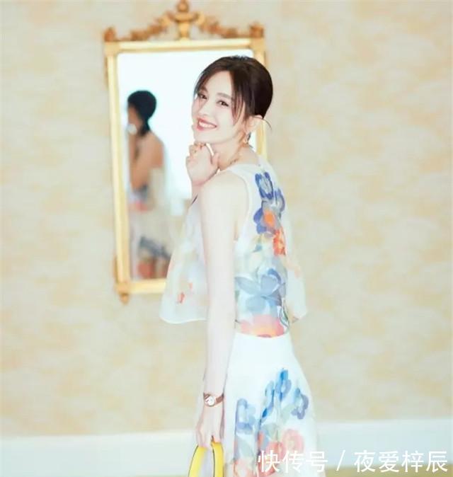  气质：今年喜欢穿花裙子的女人，跟着明星这样来搭配，气质优雅更有腔调