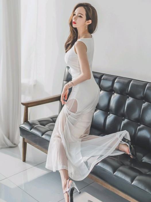  连衣|李妍静，一条白色的修身连衣长裙