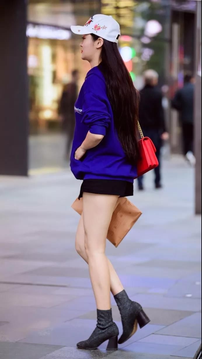 街拍：性感的黑色超短裙美女