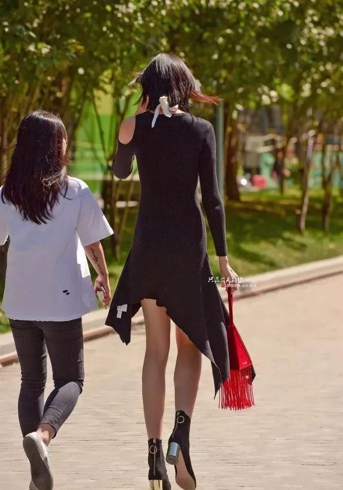街拍:身高186的女模特带助理逛街，黑裙吸光