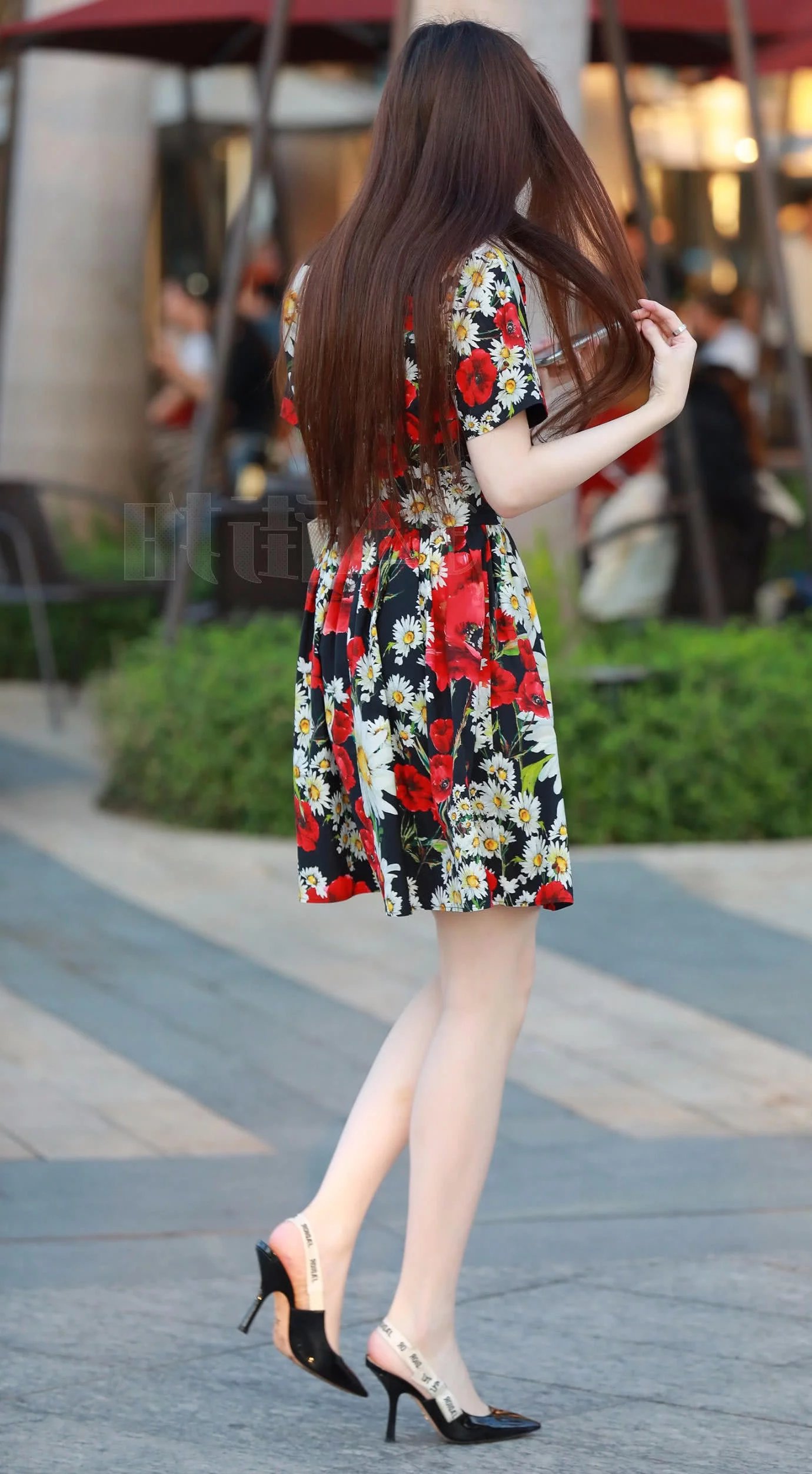 甜美小姐姐与同事谈笑风生,在她转身的时候尽显好身材