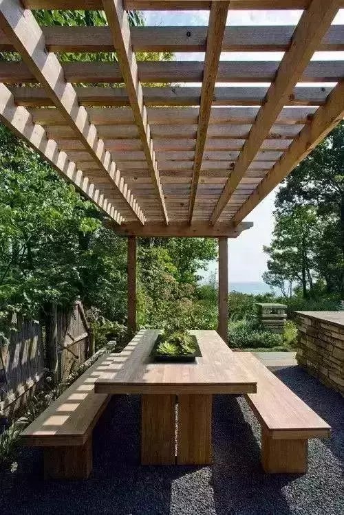  『庭院』庭院里的藤架这样设计，真是太有创意了，大概就是流连忘返的理由吧