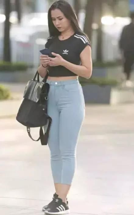 36岁辣妈身穿紧身裤，胯宽腰圆，熟透了的女人真是有魅力