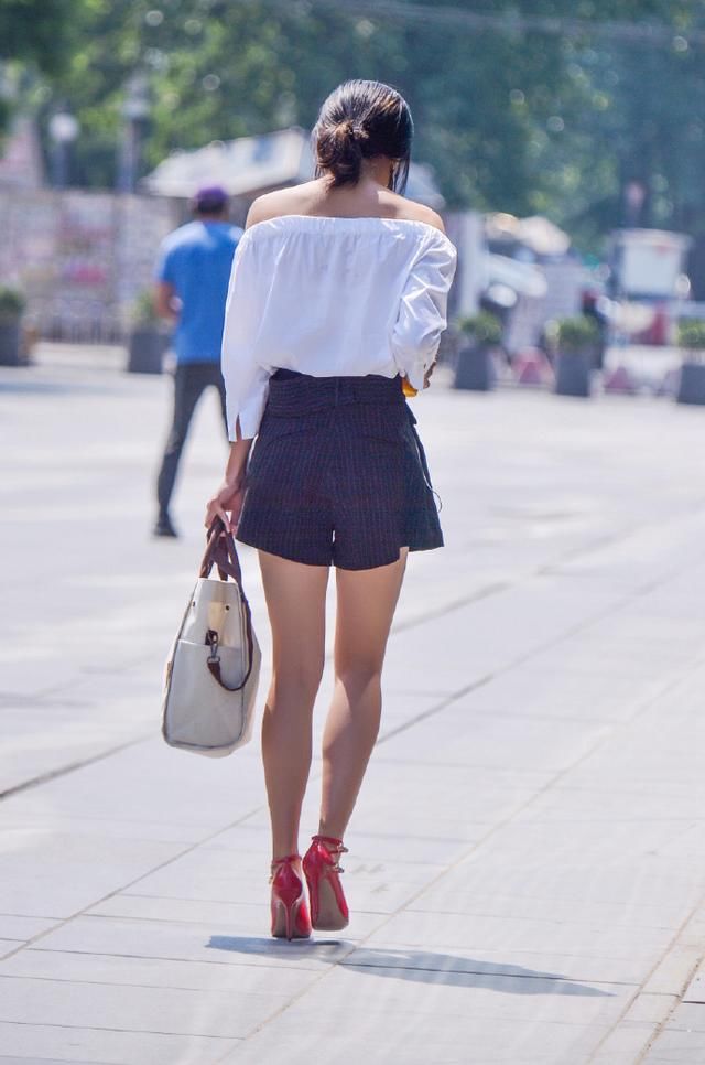 身材高挑的颜值美女，穿上12公分的红色高跟鞋，气质完全不一样！