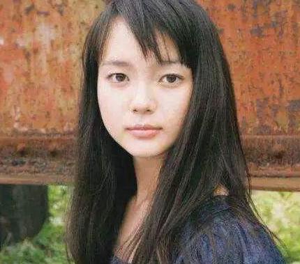 有这4个特征的女生，戴眼镜更好看！特别第2个，堪比“整容”！