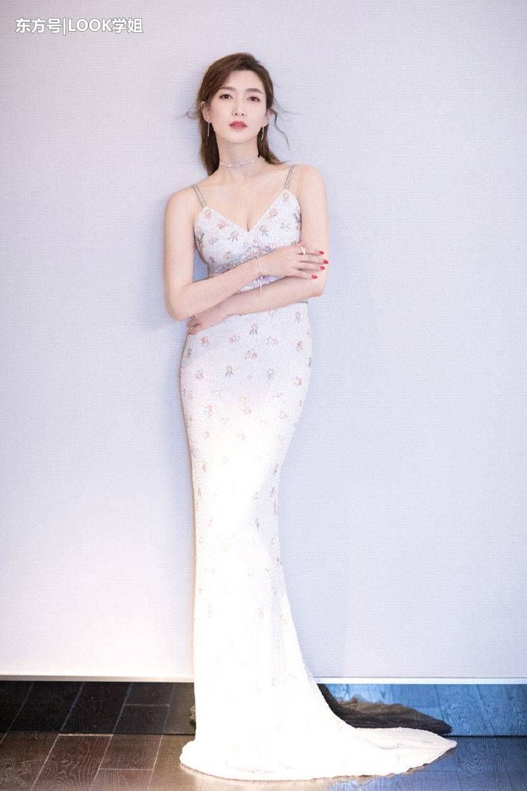 江疏影有料又有颜，粉色裙嫩回18岁，网友:胸部以下全是腿