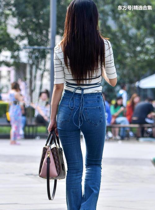 街拍：气质小姐姐紧身背带裤勾勒迷人曲线，走路的姿态非常迷人