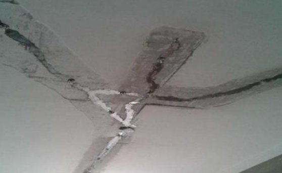  #时间#农村建房混凝土楼板总有裂缝，时间长还会出现渗水问题，