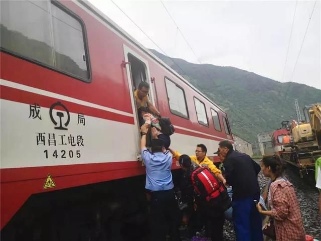  「转运」成昆铁路因水害中断！铁路特种车辆紧急转运村民