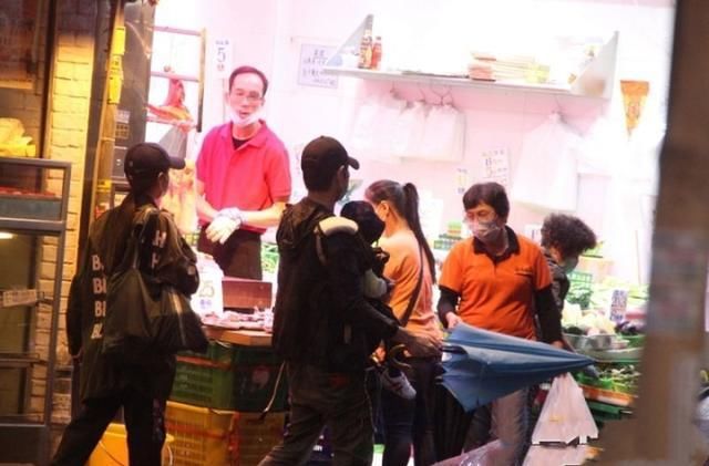  #郑嘉颖#郑嘉颖抱娃带妻去逛街，儿子Rafael萌态十足，发现被跟拍面露不悦