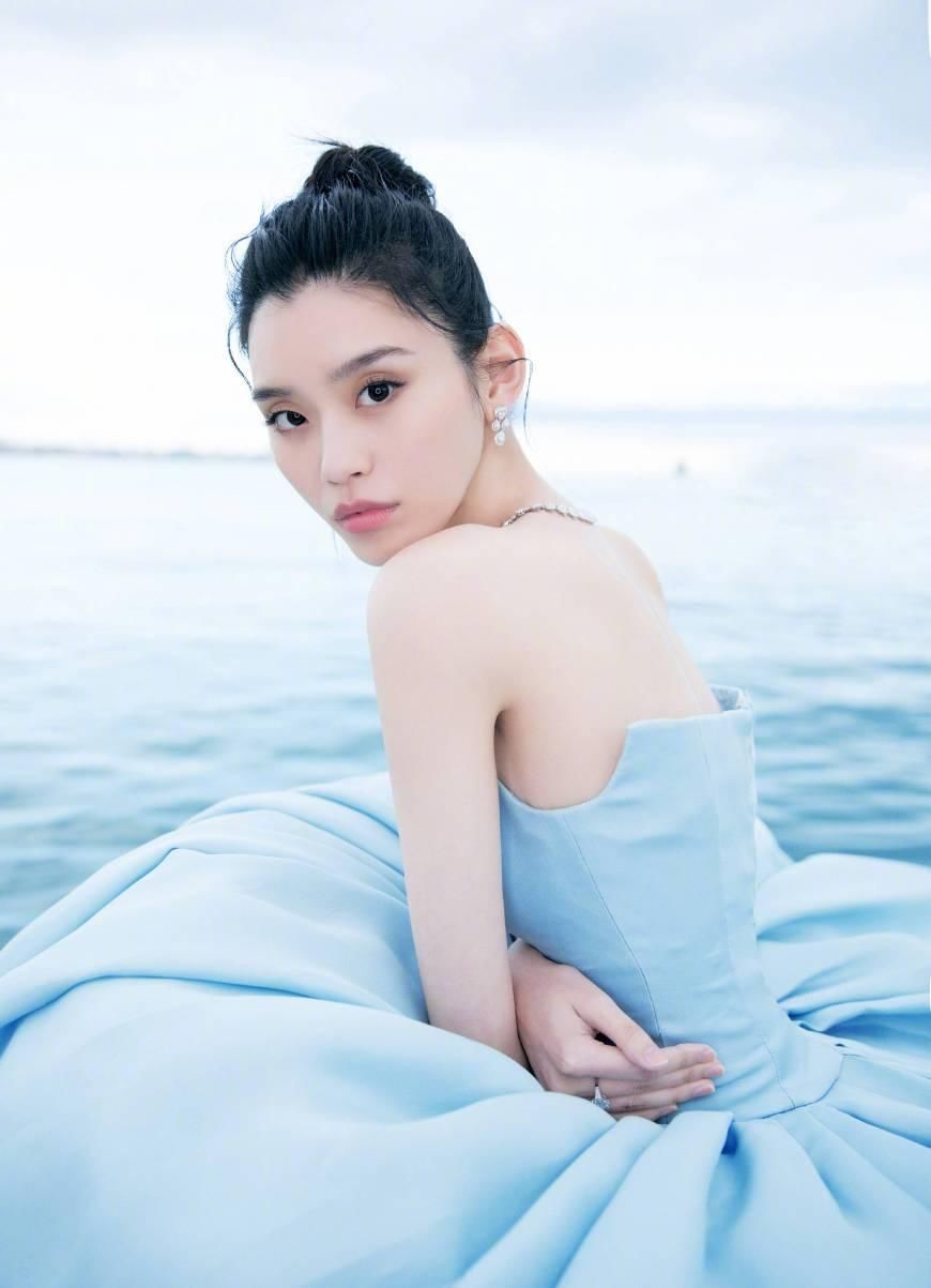 超模奚梦瑶真的是“吊带女王”，身材好得没话说，网友:美中不足