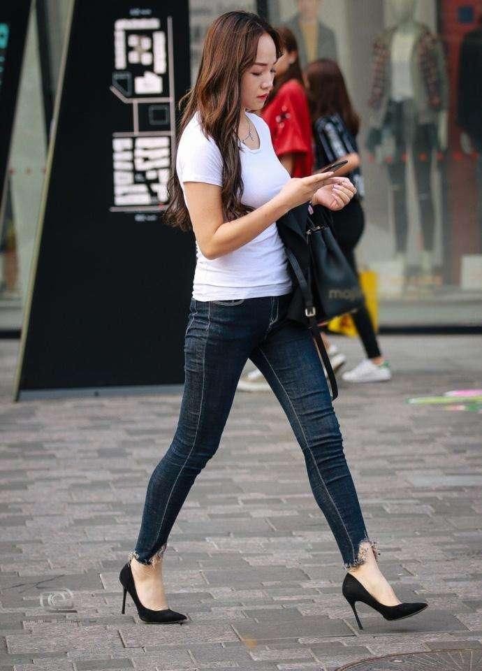 身材高挑但是略微丰满的小姐姐,颜值高同时拥有最为迷人的身材!