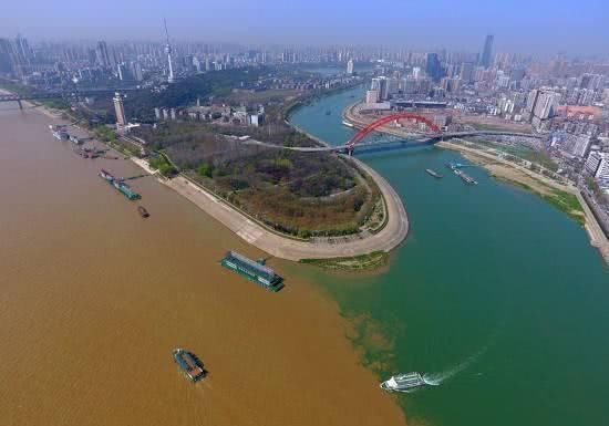  #融合#汉江到底有没有流过荆州，为何不与长江水融合？地理老师