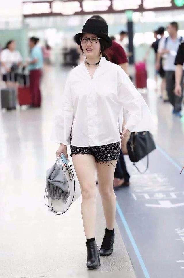 杨钰莹穿的衣服很透明,你怎么看?
