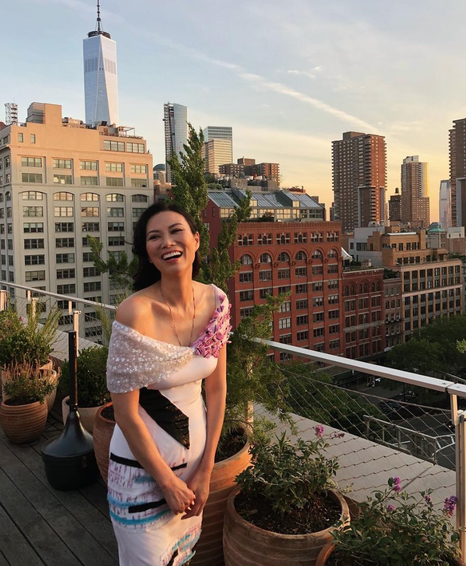 邓文迪深V连衣裙大秀好身材 晒海边落日美照尽显优雅大方