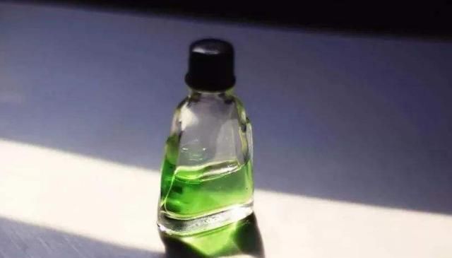 「持在肚脐处点一滴风」睡前在肚脐点一滴“风油精”,第二天起床后,多数男人表示很受用