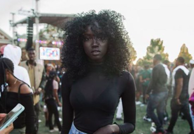 超黑女孩因皮肤特色被挖掘成模特，近看精致五官比身材更吸引人！