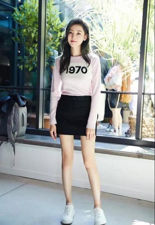 张天爱这条裙子正面极其平淡，可当她转身的瞬间，时间都静止了