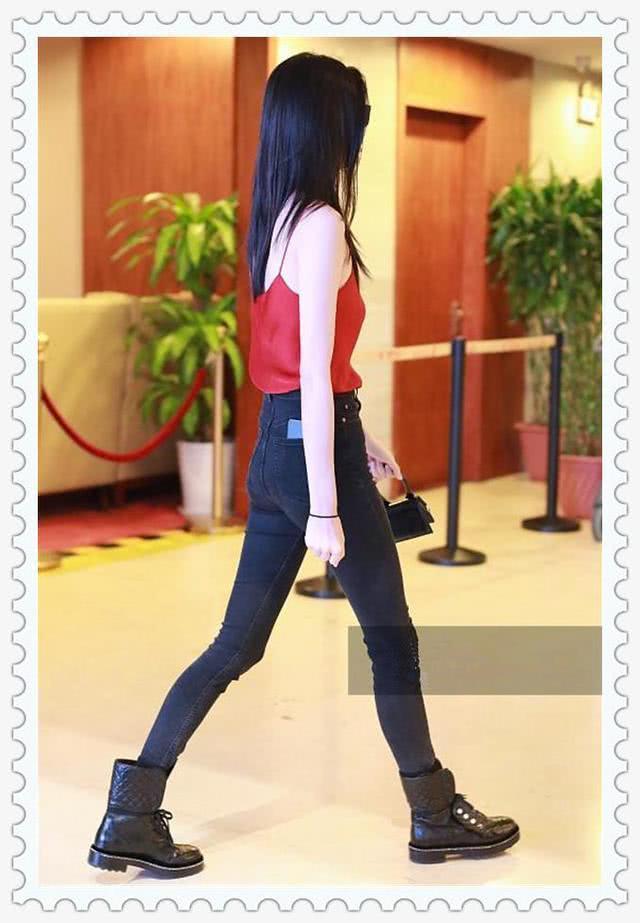 奚梦瑶吊带衫穿成小肚兜，网友：就不怕这肩带会断了？