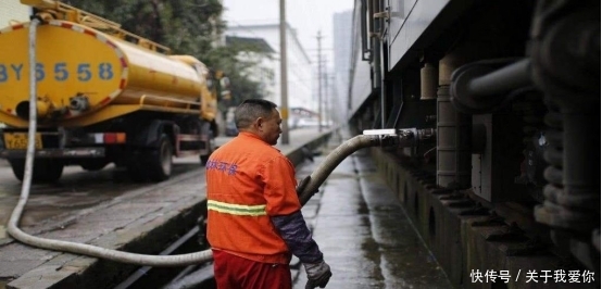 火车上的粪便都排去哪了？乘务员偷偷道出实情，你或许不相信！