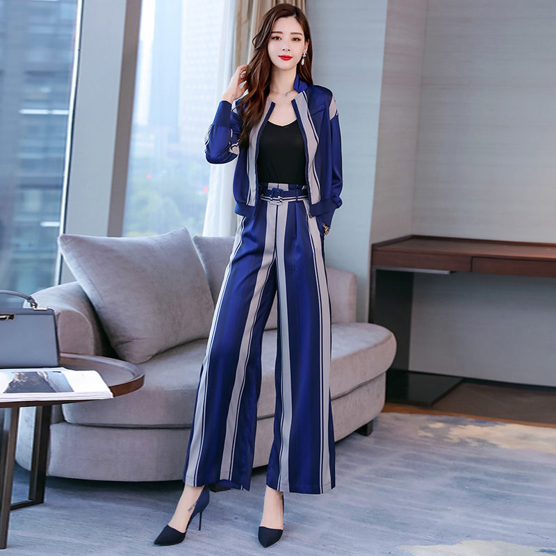 小姨真是会打扮!小西服+平底鞋，瞧瞧下图穿法，美的勾人心魂