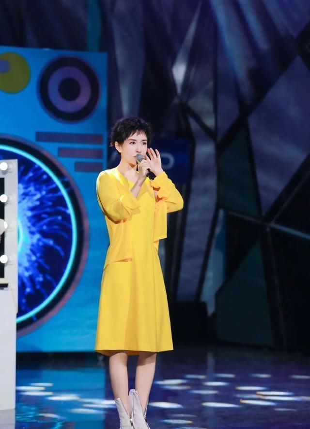  『清爽』厉害了！剪短发的谢娜，搭配清爽黄裙看上去年轻10岁