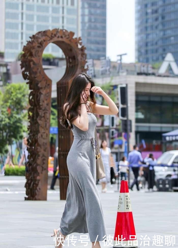  #尽显#少妇一袭长裙，眼神犀利，尽显干练利落