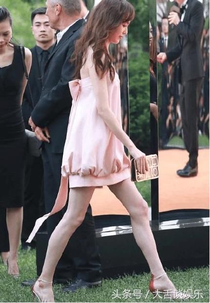 唐嫣太大胆，这样的裙子也敢出席活动，稍不注意就会掉下来吧