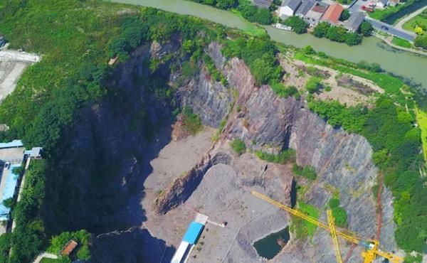 日本挖下88米巨坑，中国砸20亿填8年遭嘲讽！今成世界奇迹！