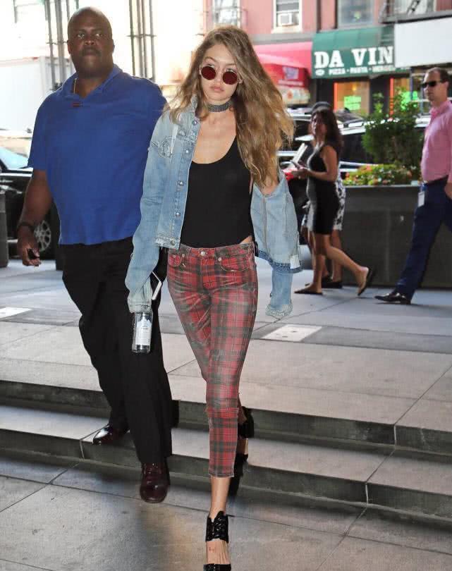 真不愧是超模！吉吉·哈迪德踩着一根“糖葫芦”还能走得那么稳