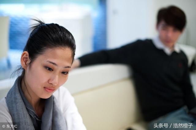 小两口拌嘴遭受老公家暴,公公却说:这种女人该