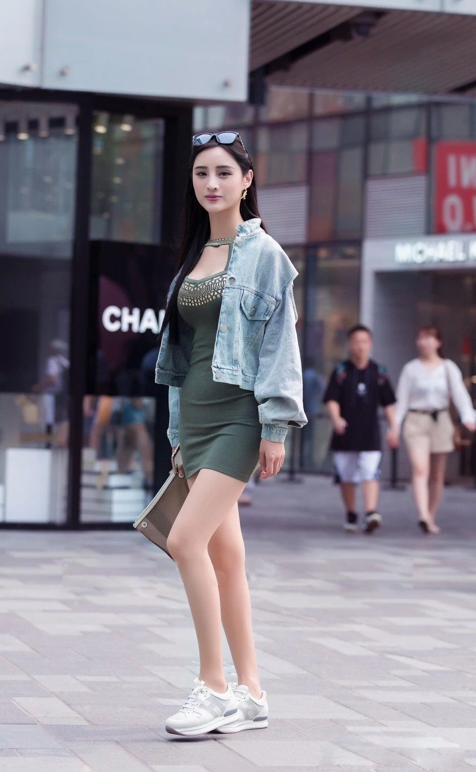 街拍丨即使是夏天，多穿一件好像更耐看呢!