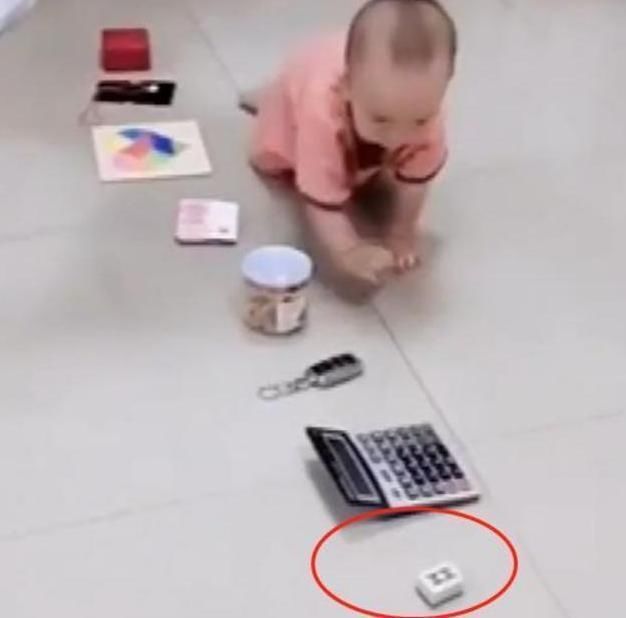  宝宝■奶奶安排“抓周”，宝宝随手抓起的小东西，让奶奶笑容逐渐凝固