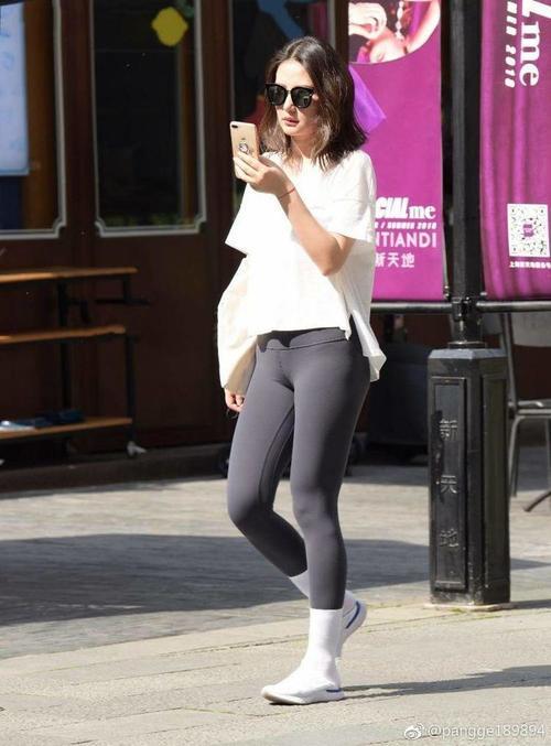 路人街拍,小姐姐选择了一款黑色的紧身裤,自然清新,充满动感