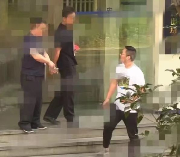李小璐夜宿门是造谣？唐嫣罗晋没分手？张雨绮不受离婚影响？包贝尔炒作无下限？张杰粉丝diss谢娜？