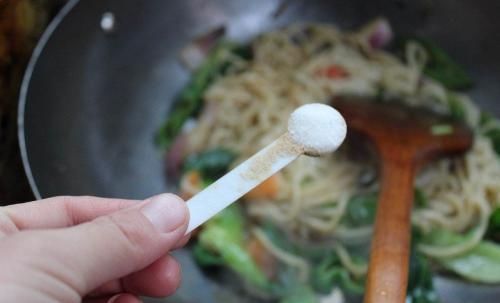 「营养」炒青菜时,先放盐还是出锅前再放盐?吃错了浪费营养,伤害心血管