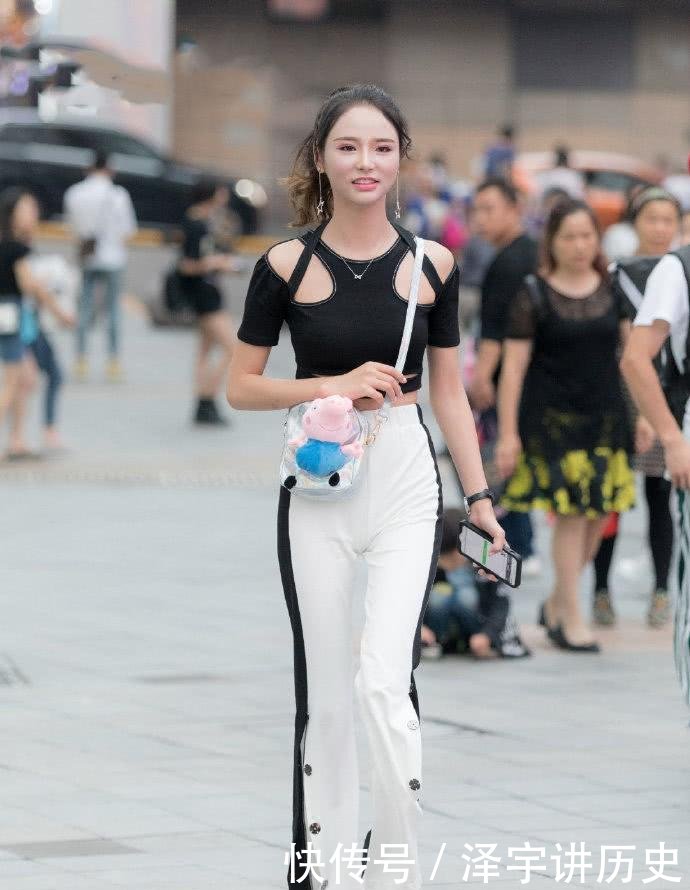 「优雅的姿」它可以衬托出你精致的腿部线条, 牛仔裤阔腿裤可以完美地解释你的身材