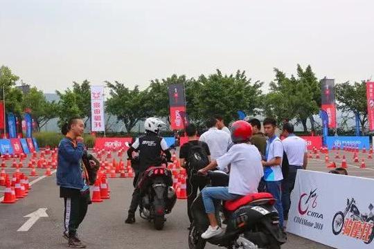 踏板玩绕桩也就算了，ADV居然也来！