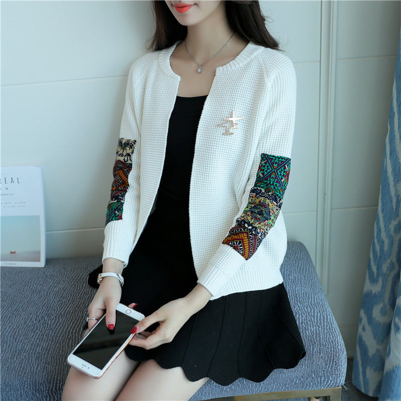 别再穿风衣外套了，今秋流行的是这几款披肩外套，美的我都不想脱