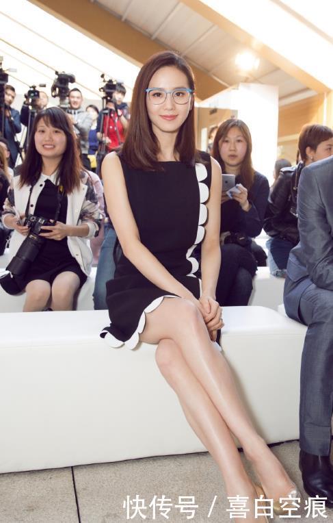 『气质』刘诗诗一点不显老,扎丸子头配一条白色连衣裙,彰显出了优雅气质