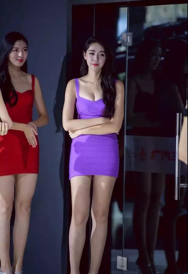 街拍：四大美女身材颜值俱佳的四个美女姐姐站在一起