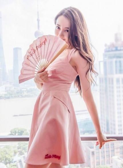 迪丽热巴赤脚穿粉裙露事业线，可手指怎么弯曲成这样了？